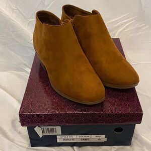 Stylish Camel Ankle‎ Booties by Kaptene Size 6